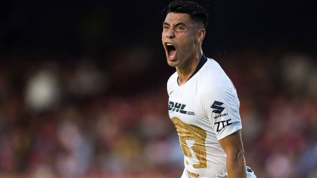 Felipe Mora se queda en Pumas por alto salario