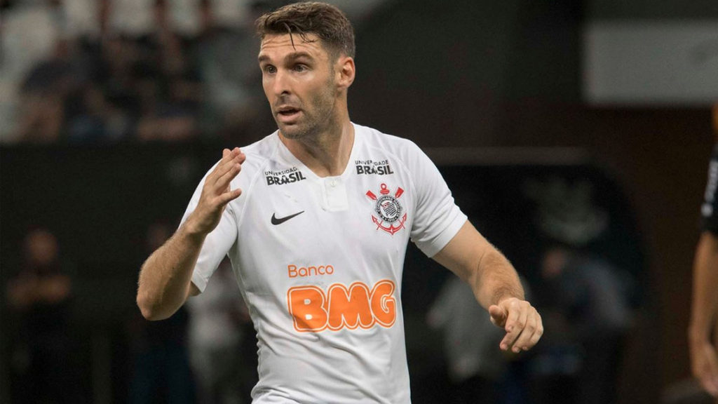 Mauro Boselli se calienta con compañero de Corinthians