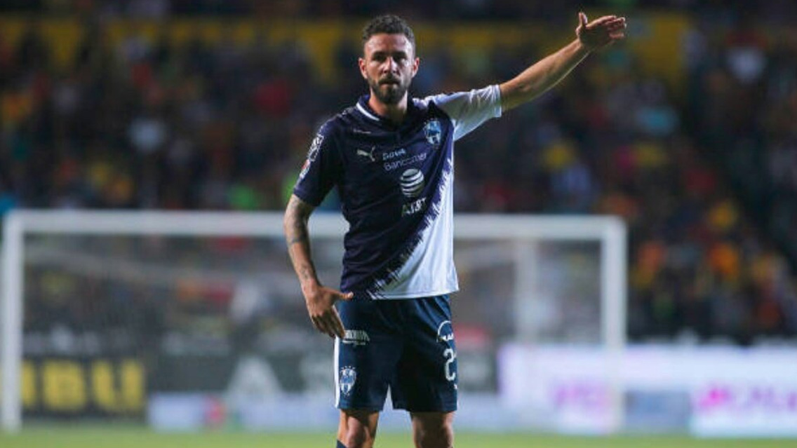 Miguel Layún se calienta con aficionados