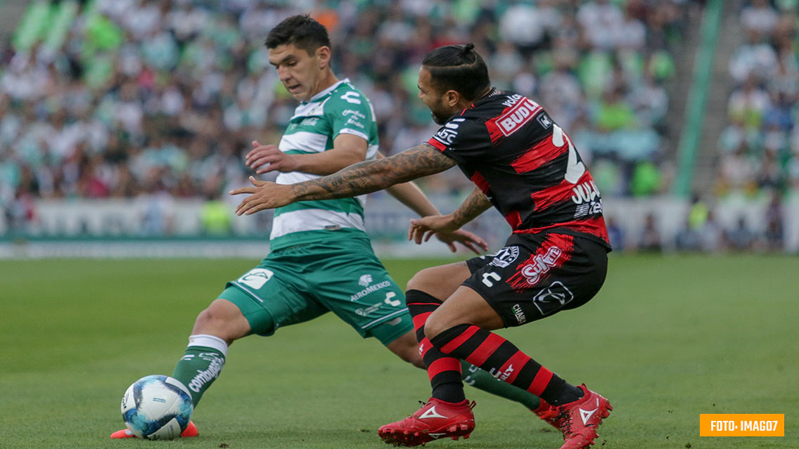 Santos y Xolos dividen unidades en el Estadio Corona