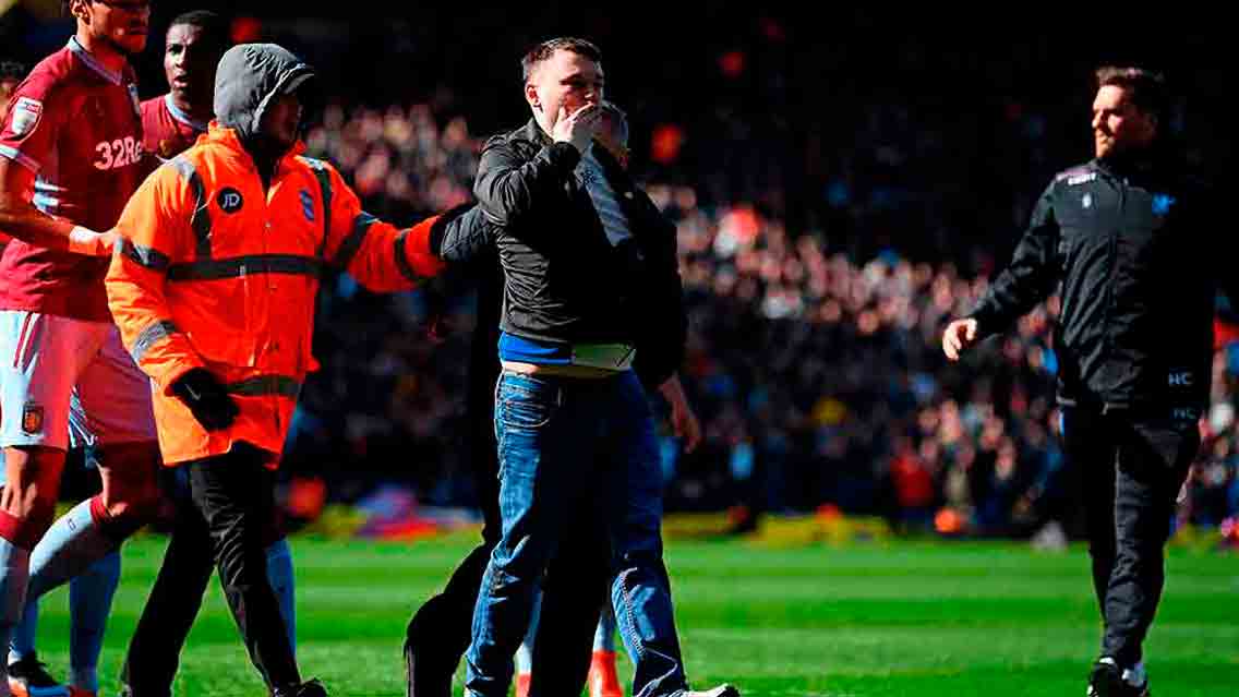 Aficionado que golpeó a jugador del Aston Villa irá a la cárcel