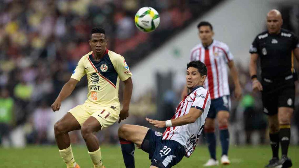 Exhiben fiesta de jugador de Chivas tras perder en el Clásico