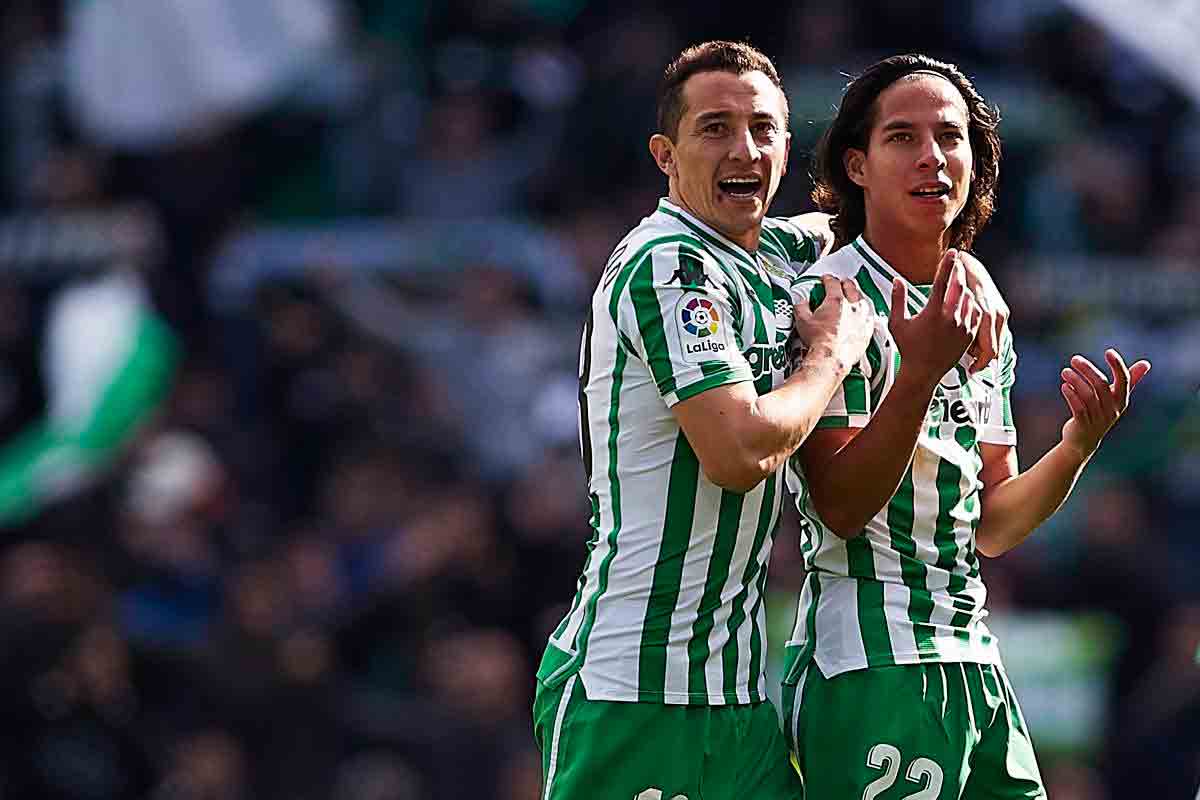 Andrés Guardado defiende de críticas a Diego Lainez