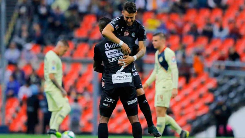 Necaxa remonta y vence al América en el Azteca