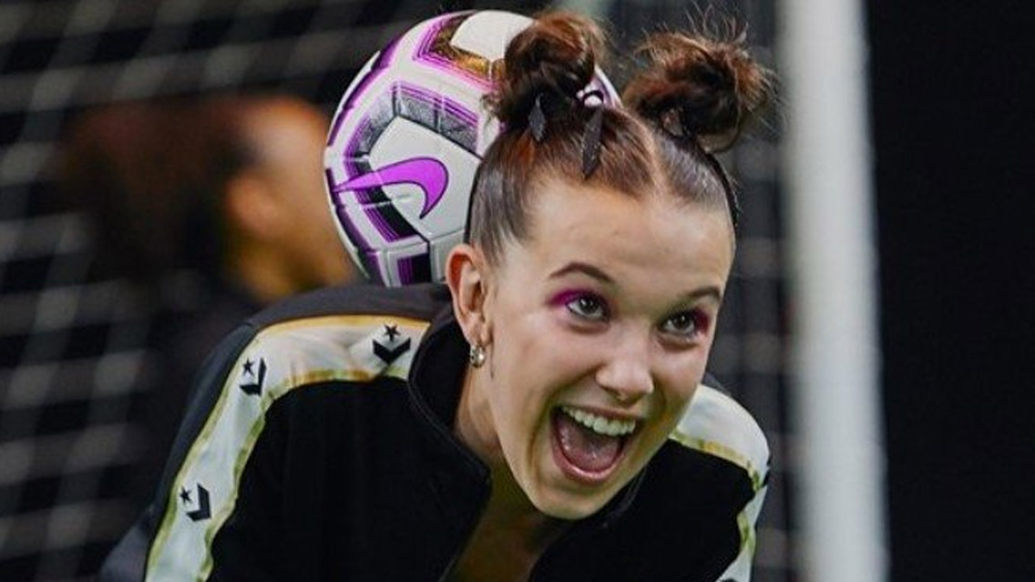 Actriz de Stranger Things apoya al futbol femenil