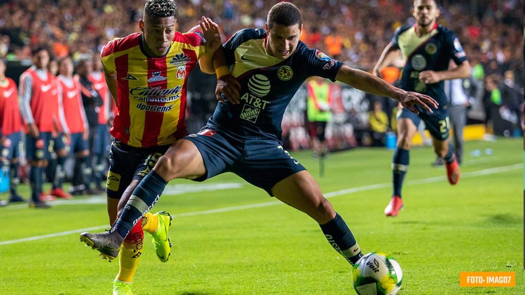 Con diez hombres, América rescata el empate ante Monarcas