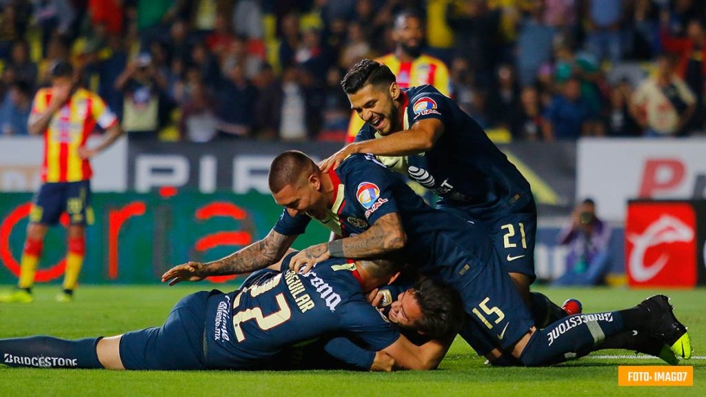Con diez hombres, América rescata el empate