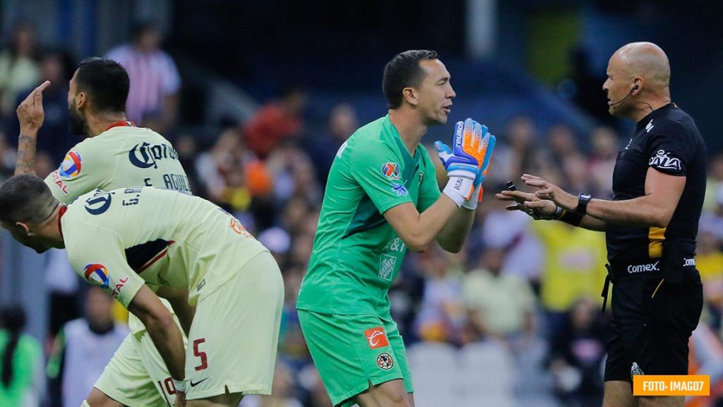 Francisco Chacón en el duelo entre América y Chile 