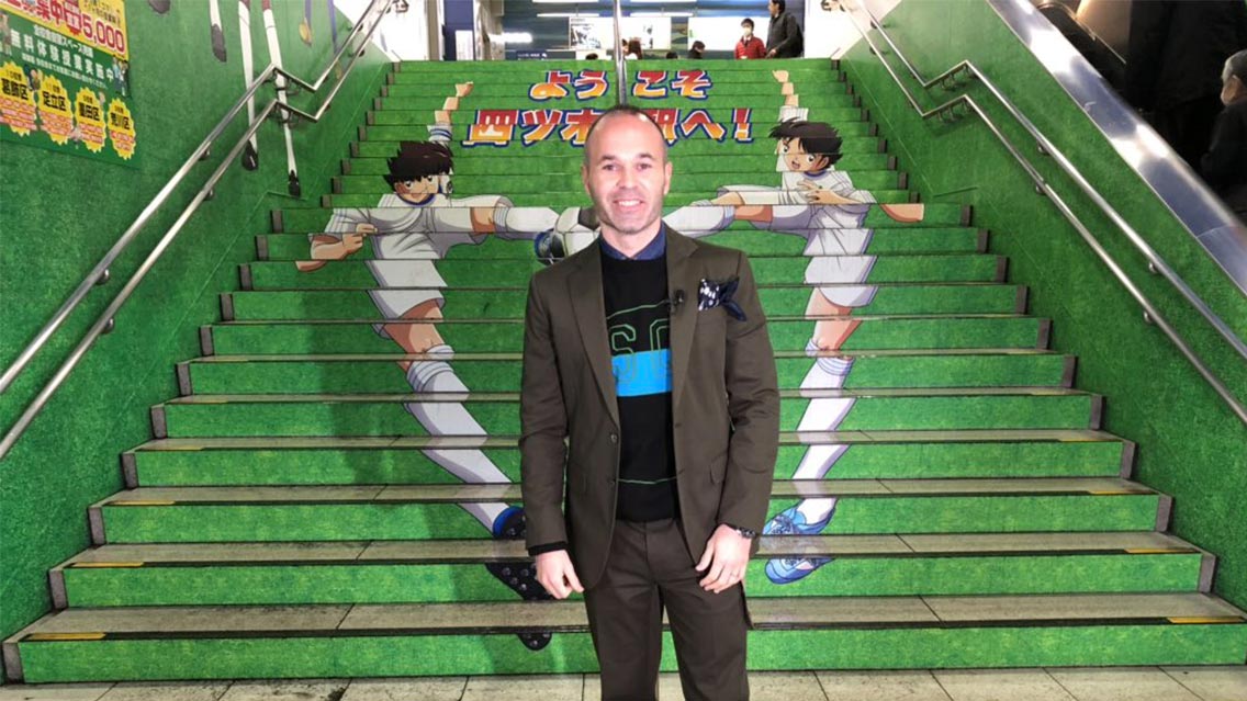 Iniesta inaugura en Tokio una estación inspirada en Supercampeones