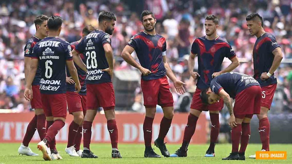 Jugadores de Chivas llegan crudos a exámenes médicos