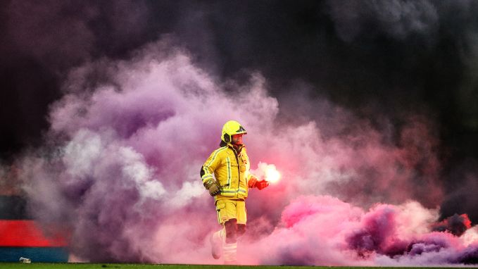 Suspenden Clásico de Bélgica por bengalas en la portería de Ochoa