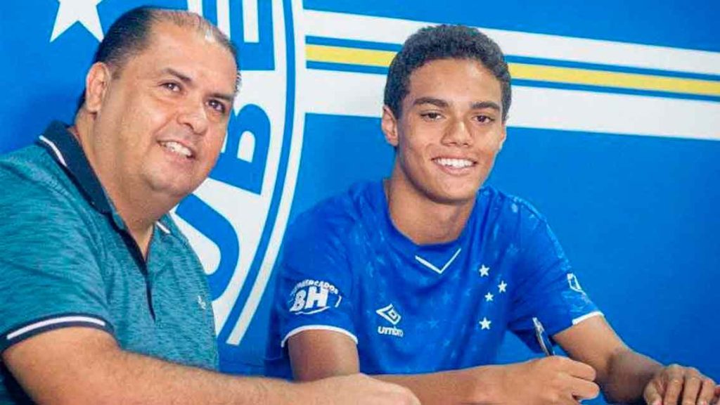 Hijo de Ronaldinho firma primer contrato como profesional