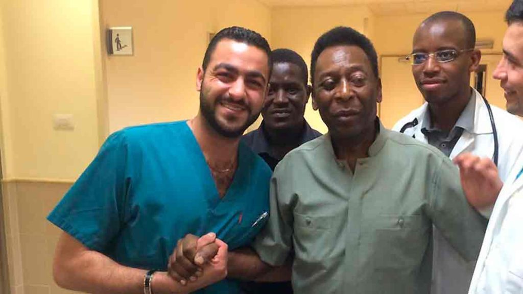Pelé fue operado con éxito en Brasil