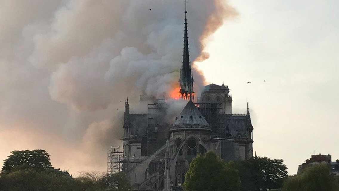 Se reporta incendio en la Catedral de Notre Dame en París