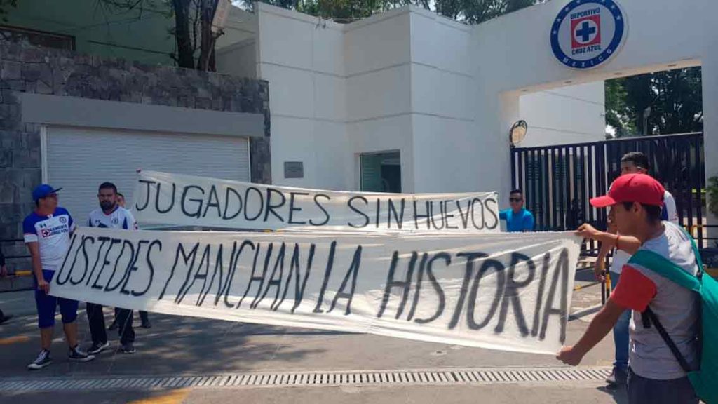 Afición de Cruz Azul estalla contra el equipo