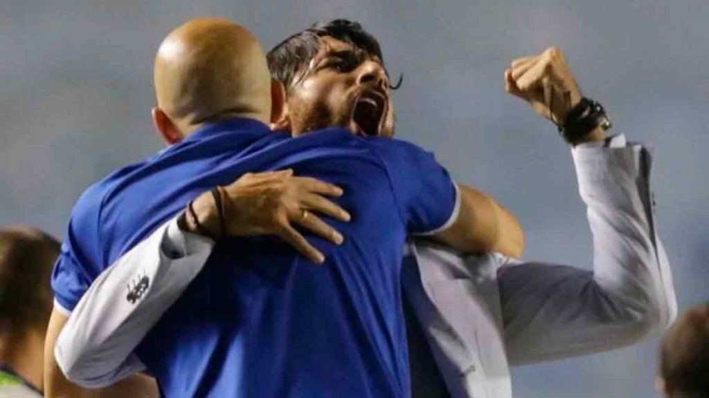 'Loco' Abreu logra su primer título como técnico-jugador