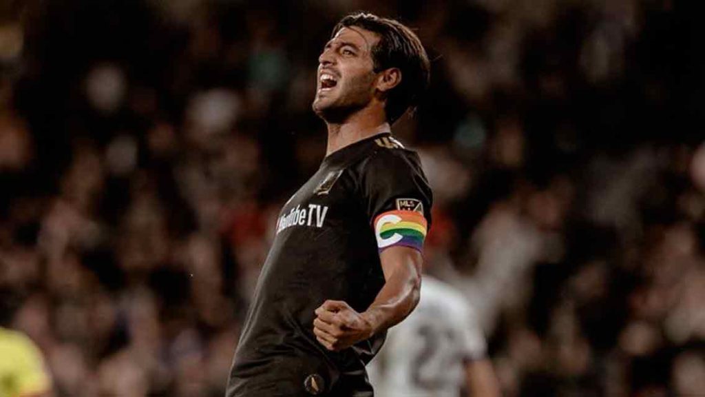 Con doblete, Carlos Vela mantiene liderato de goleo