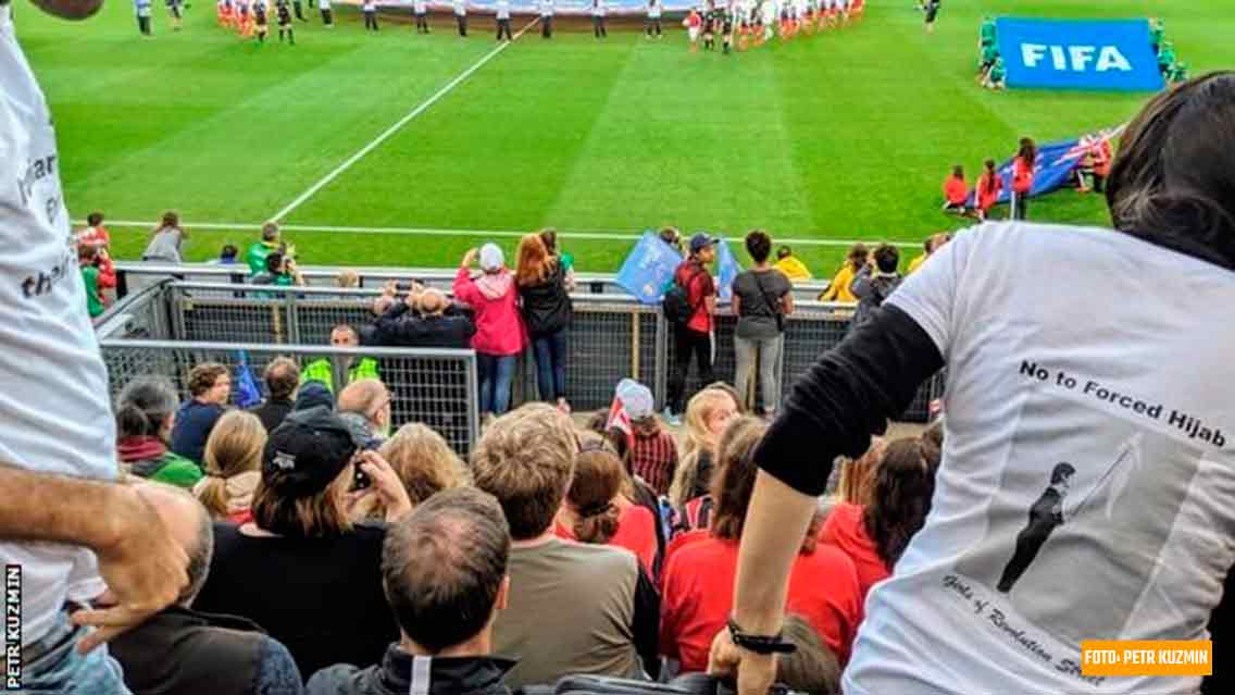 FIFA detuvo aficionadas iraníes en mundial, después se retractó