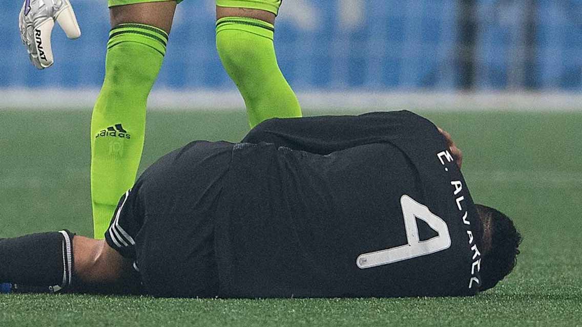 Edson Álvarez sale lesionado y se perdería Copa Oro