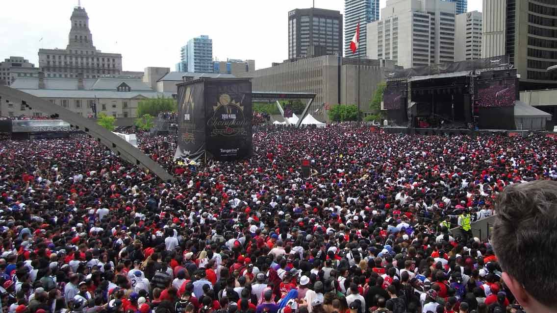 Tiroteo en festejo de Raptors deja varios heridos