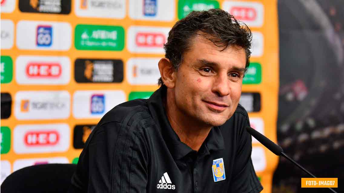 Roberto Medina, técnico de Tigres femenil