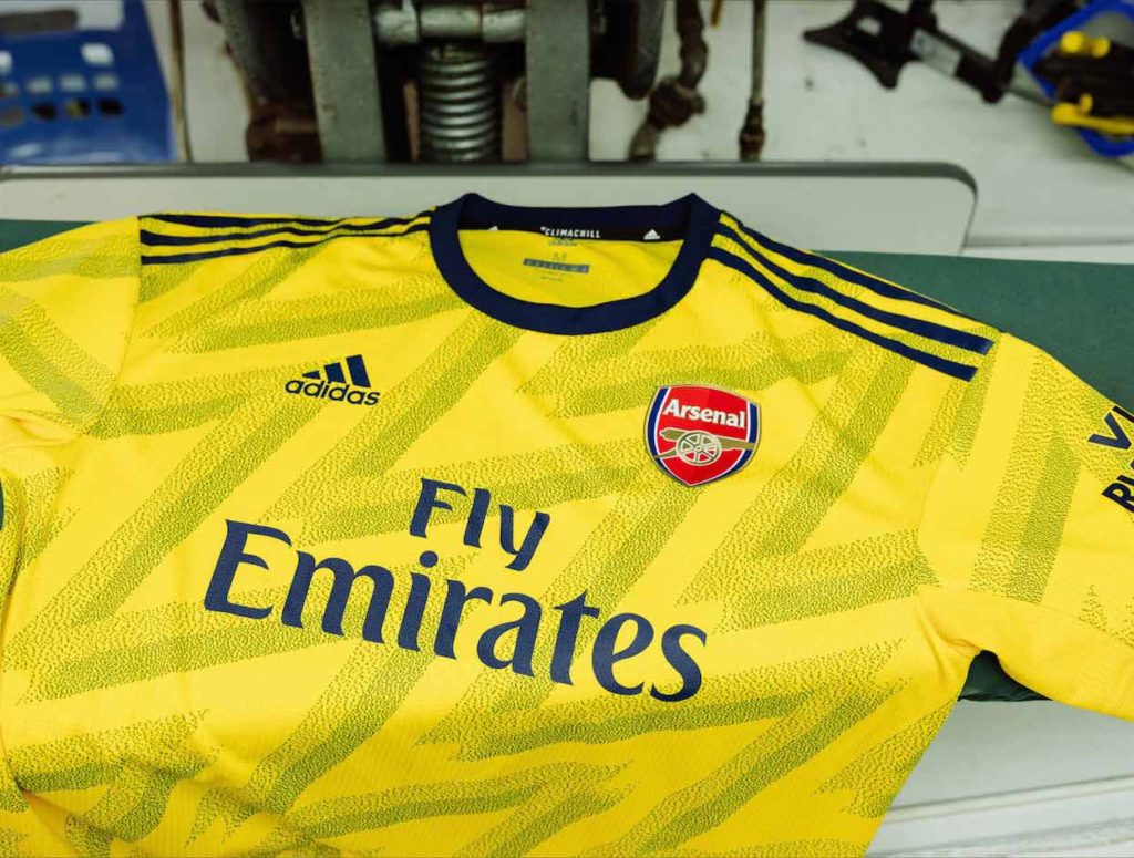 adidas revive el clásico uniforme"bruised banana" del Arsenal