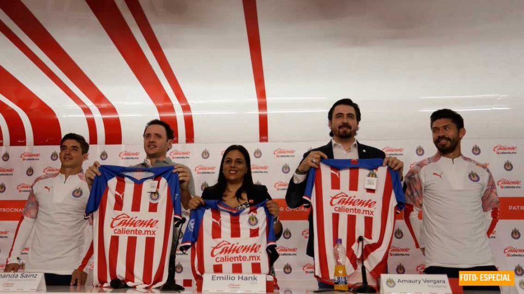 Chivas oficializa alianza comercial con Caliente