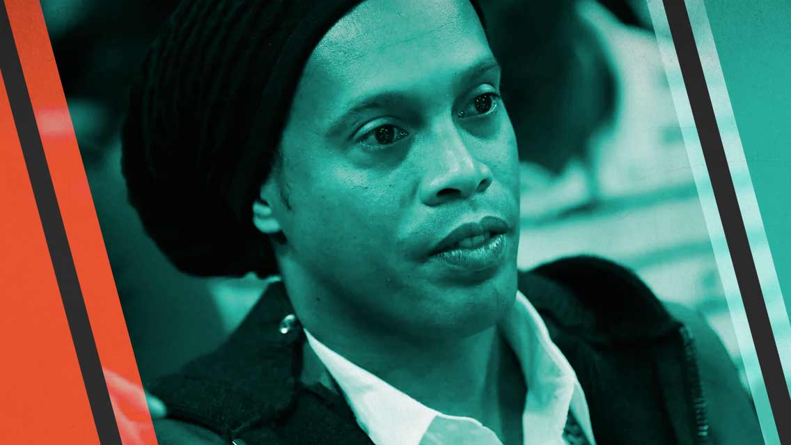 Ronaldinho en deudas y no puede salir de Brasil
