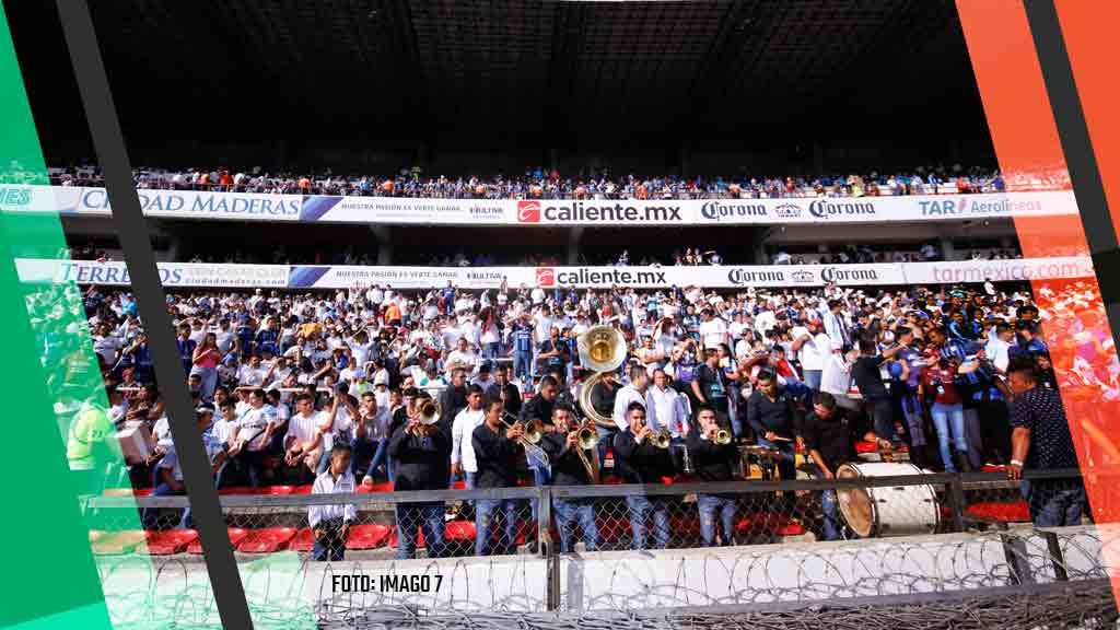 ¿Por qué ingresó la barra de Gallos Blancos contra Pumas?