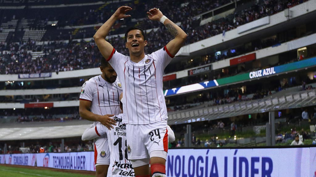 Carlos Cisneros ha vivido momentos complicados con Chivas pues las lesiones no lo han dejado tener regularidad