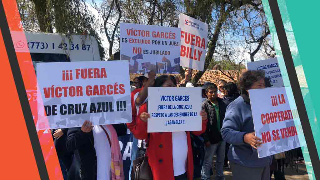 Socios de Cruz Azul se manifiestan fuera de la FMF