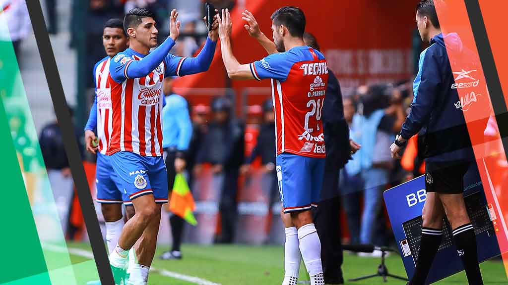 Alan Pulido pide salario mayor al de Oribe Peralta