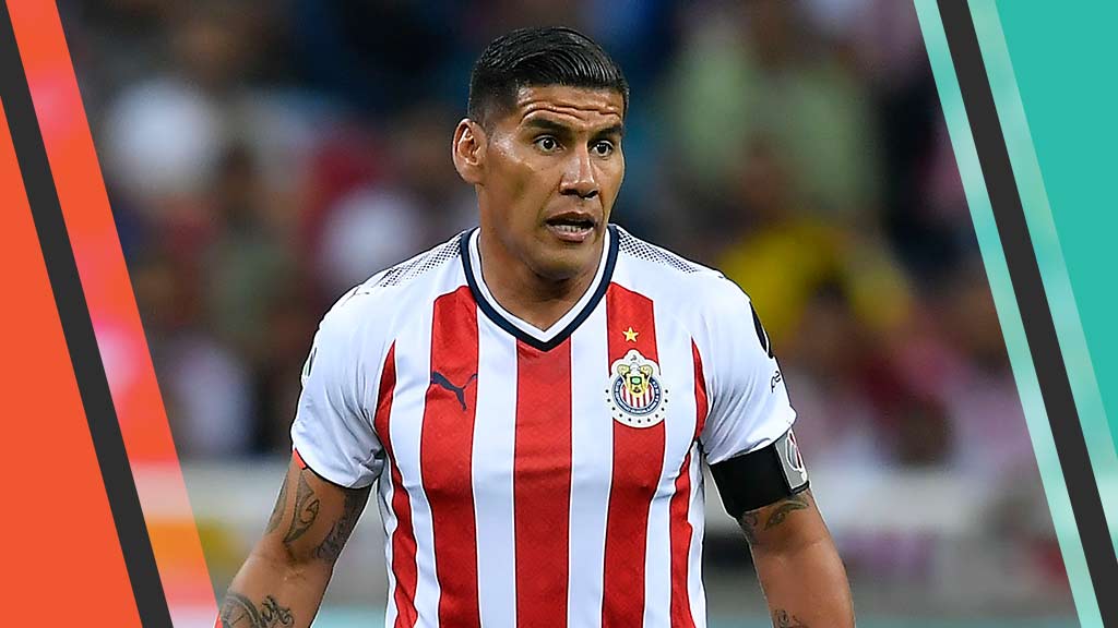 Chivas compró a Carlos Salcido con material de utilería