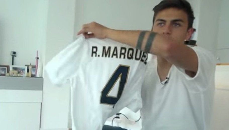 Paulo Dybala presumiendo el jersey de Rafa Márquez