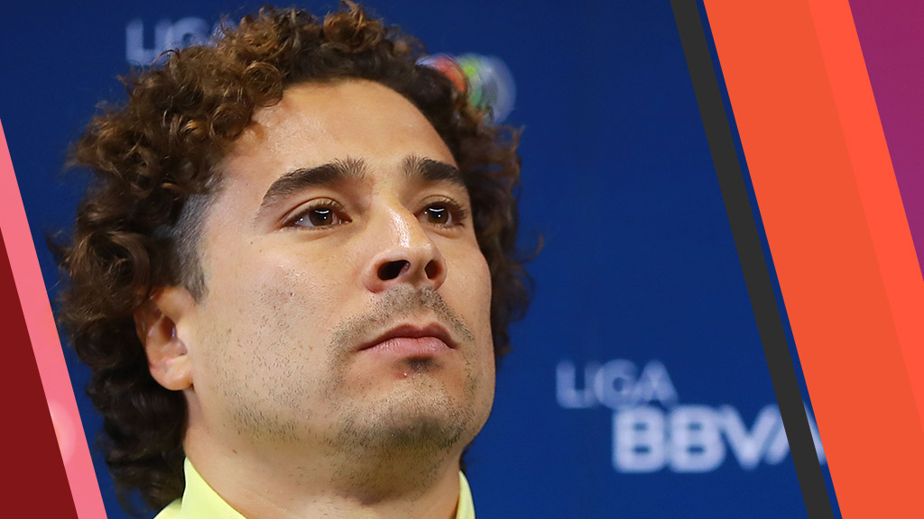 Guillermo Ochoa se queja del estado de la cancha