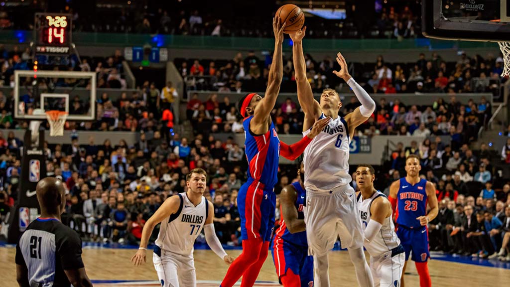 La lucha entre Bruce Brown Jr. y Kristaps Porziņģis