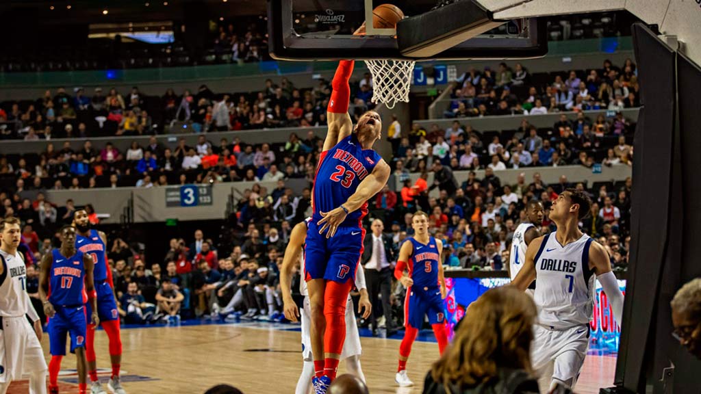 Blake Griffin clava el balón ante la mirada de los Mavs