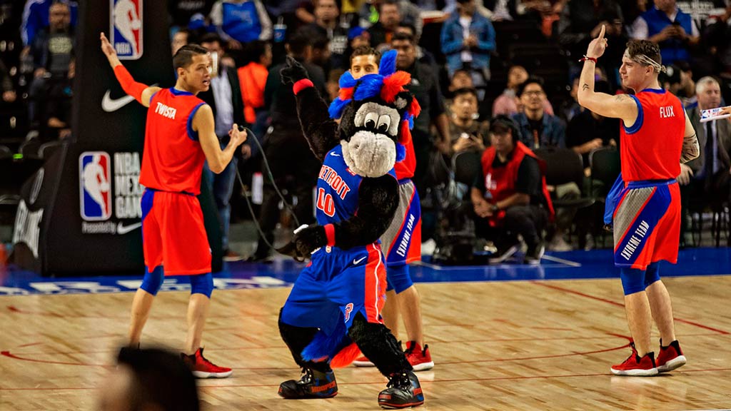 'Hooper', la mascota de los Pistons puso el ambiente en la Arena Ciudad de México