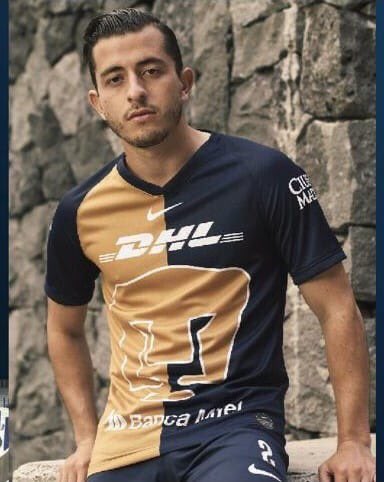 Alan Mozo con la tercera camiseta de Pumas para el Clausura 2020