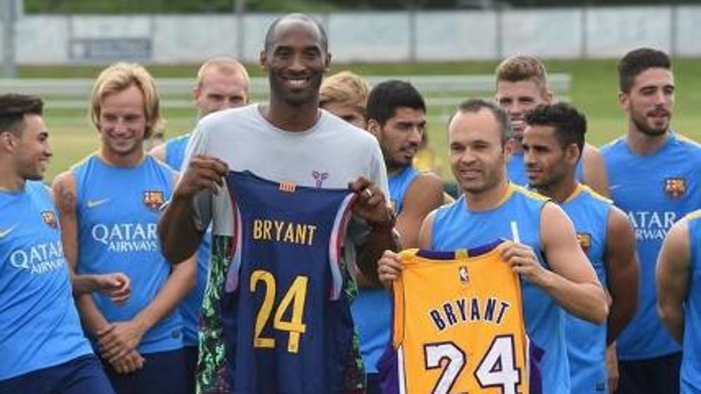 Kobe Bryant con Andrés Iniesta y el FC Barcelona