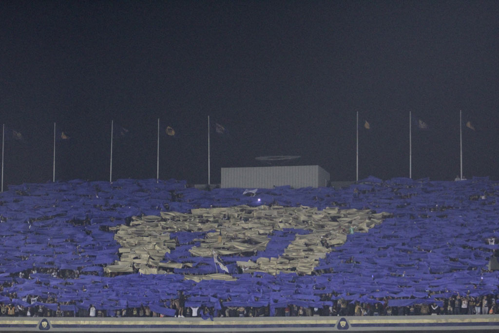 La afición del pebetero realizó un mosaico en las tribunas