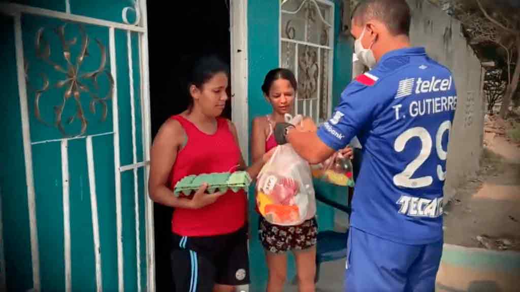 Ex de Cruz Azul dona despensas en su comunidad