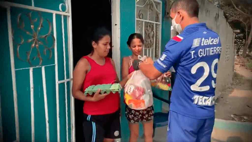 ex-de-cruz-azul-dona-despensas-en-su-comunidad
