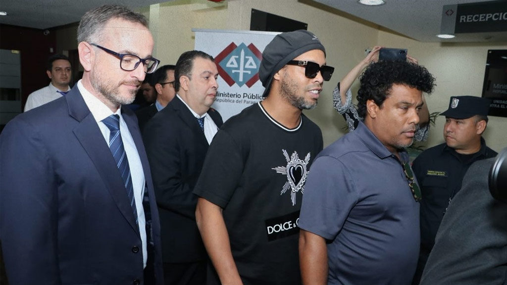 Ronaldinho sale de la cárcel; otorgan arresto domiciliario