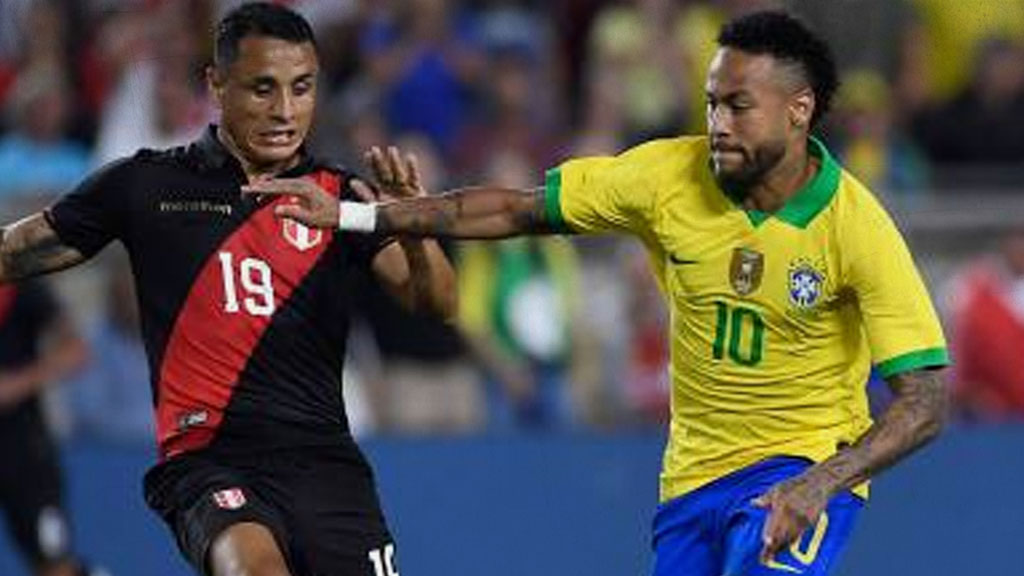 Yoshimar Yotún ante Neymar en un Perú vs Brasil