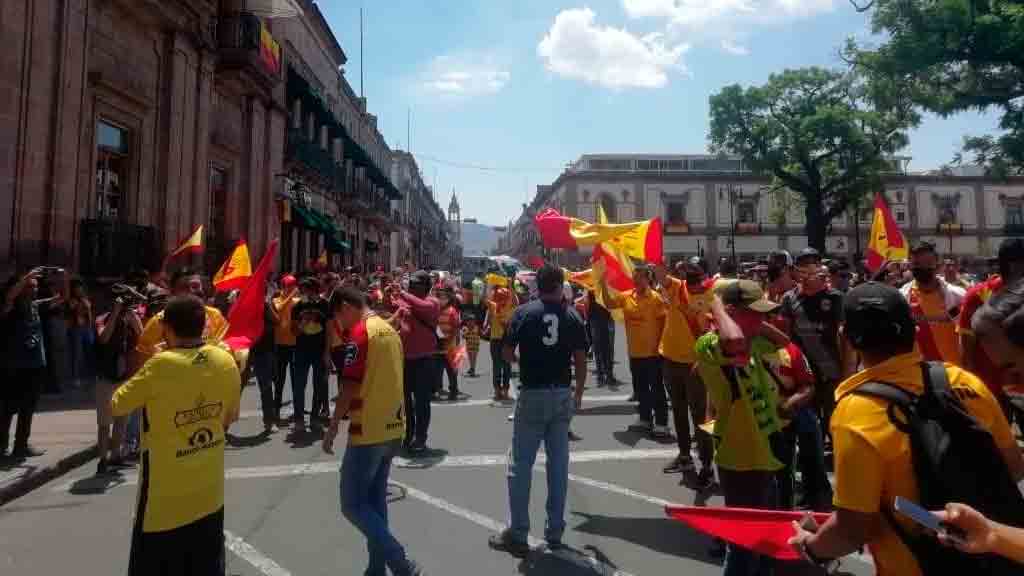 Afición de Monarcas sí se manifestó pese a cuarentena