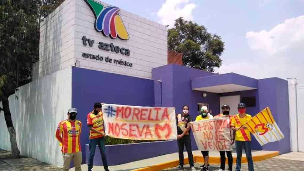 Aficionados de Monarcas hacen bloqueo para evitar mudanza