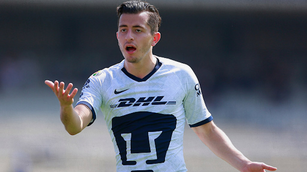alan-mozo-con-la-puerta-abierta-para-salir-de-pumas