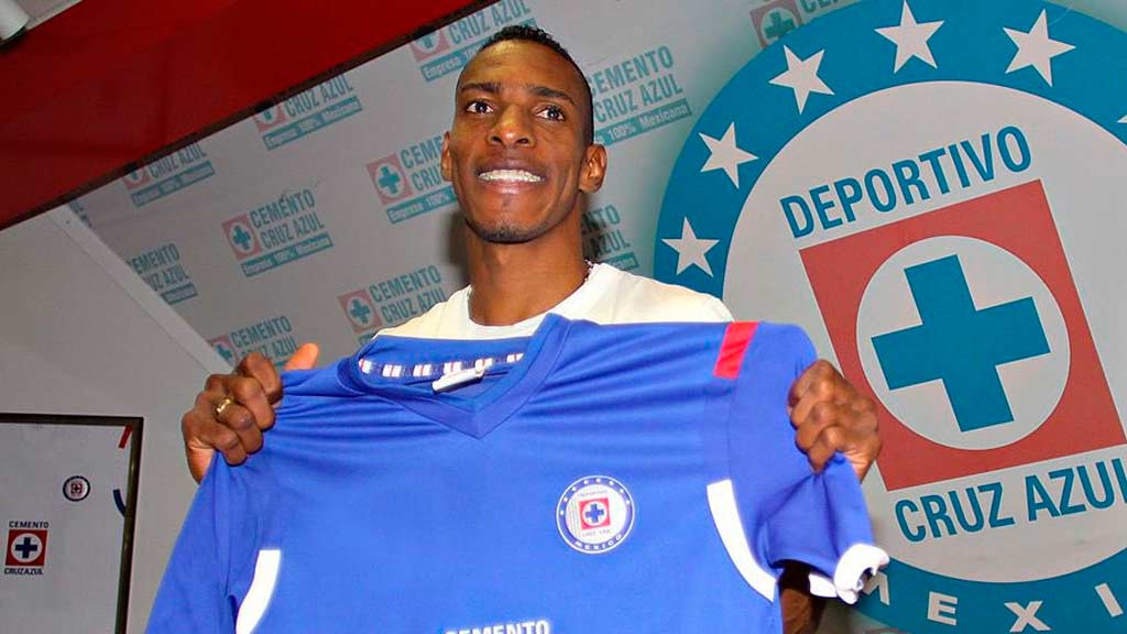 Marca deportiva arremete contra Cruz Azul