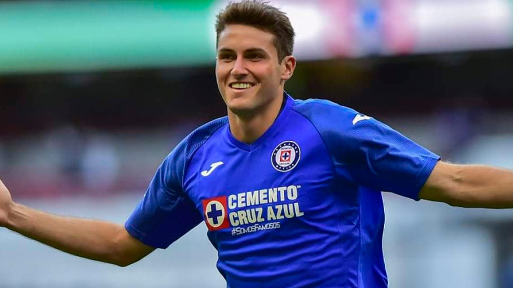 Santiago Giménez renovó con Cruz Azul